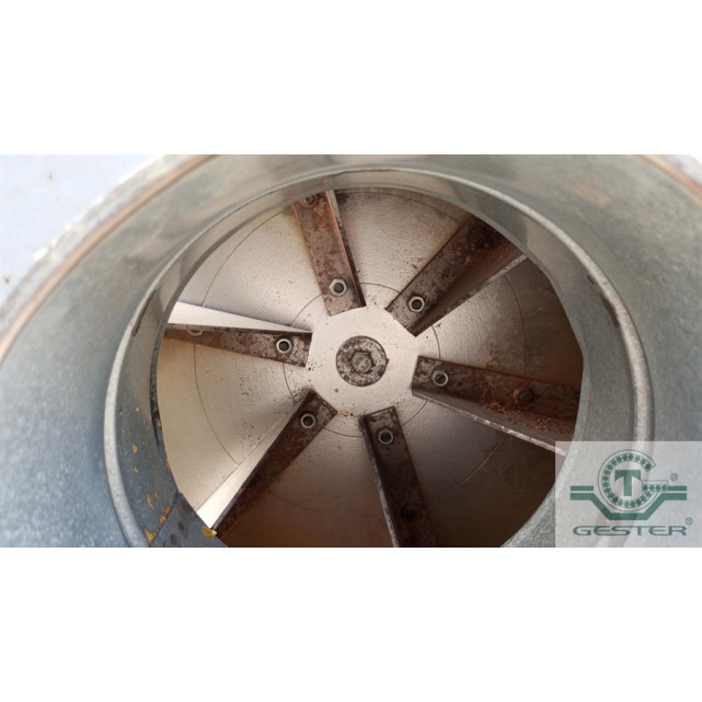 Vacuum conveyor for solid materials