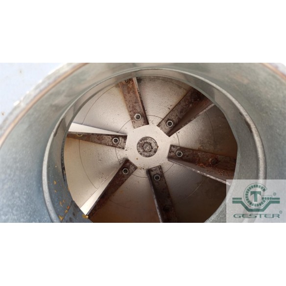 Vacuum conveyor for solid materials