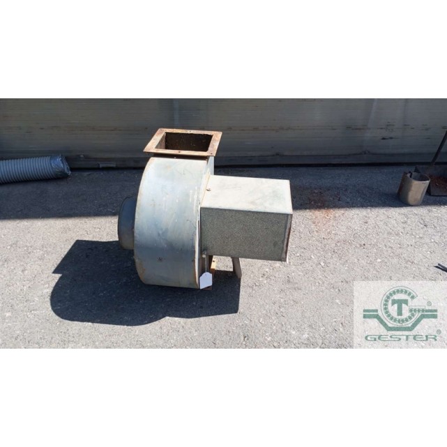 Vacuum conveyor for solid materials