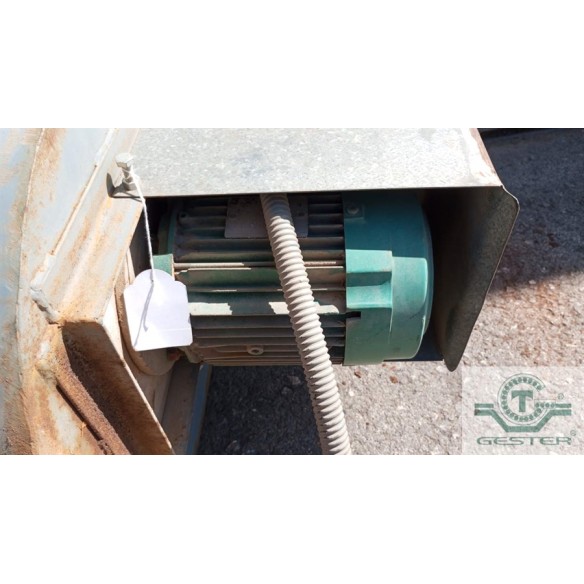 Vacuum conveyor for solid materials
