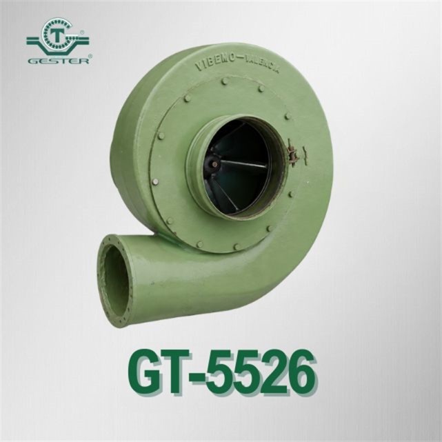 Vacuum conveyor for solid materials