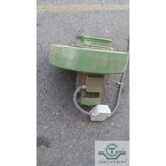 Vacuum conveyor for solid materials