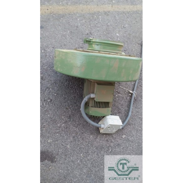 Vacuum conveyor for solid materials