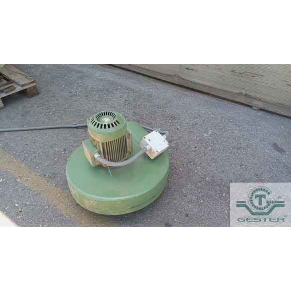 Vacuum conveyor for solid materials