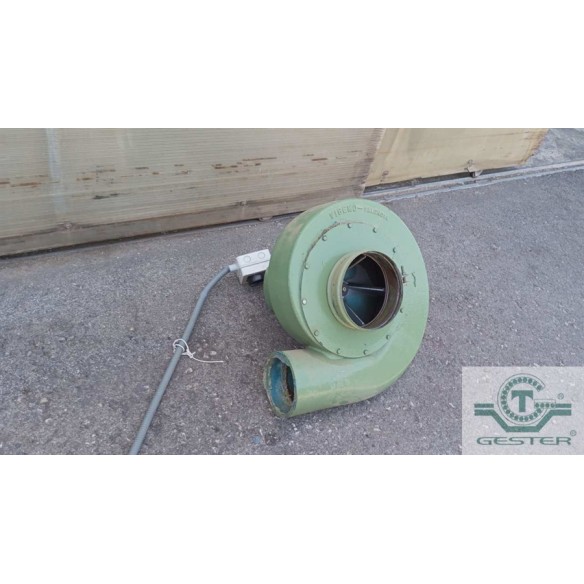 Vacuum conveyor for solid materials