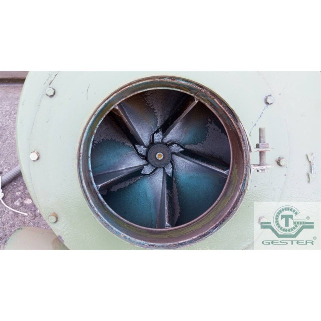 Vacuum conveyor for solid materials