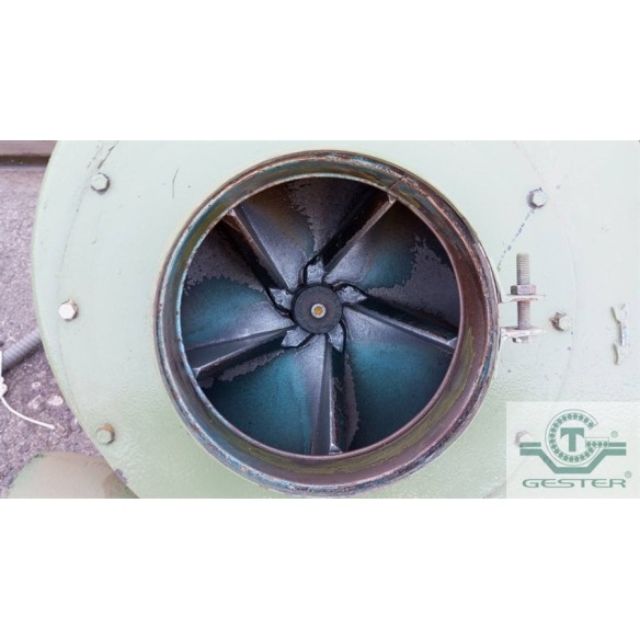 Vacuum conveyor for solid materials