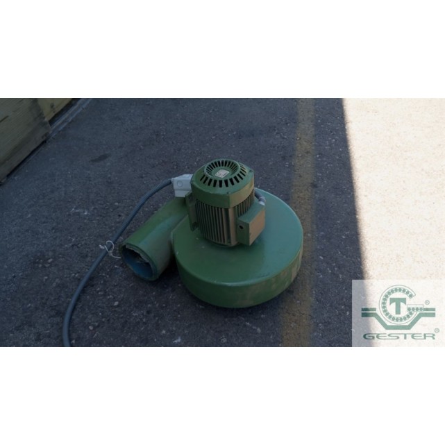 Vacuum conveyor for solid materials