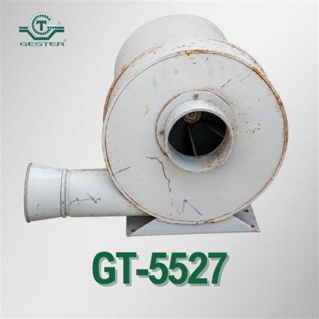 Vacuum conveyor for solid materials