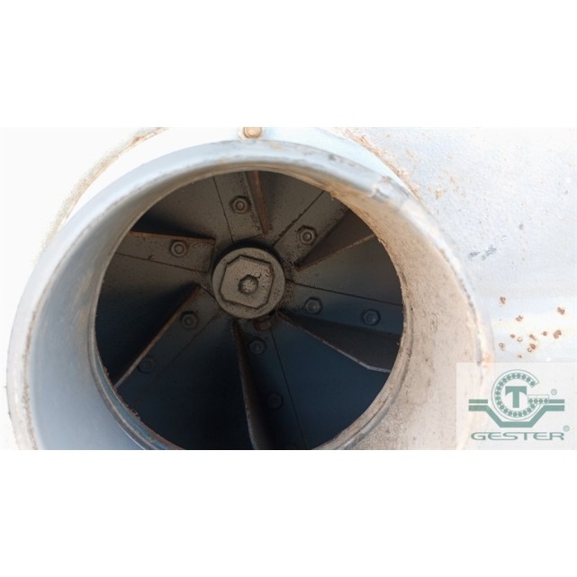Vacuum conveyor for solid materials