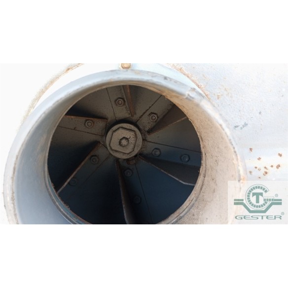Vacuum conveyor for solid materials