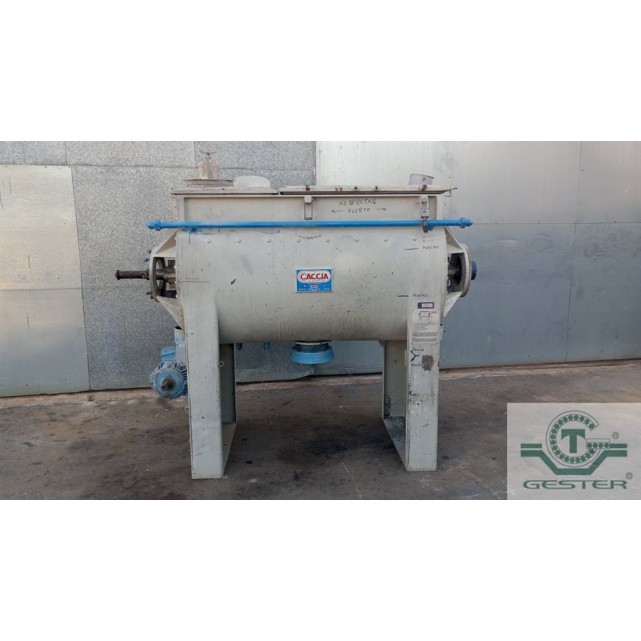 Slow-speed horizontal mixer