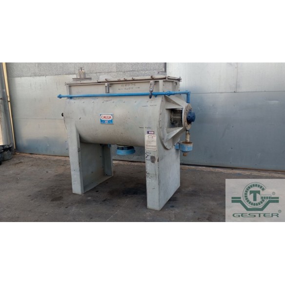 Slow-speed horizontal mixer