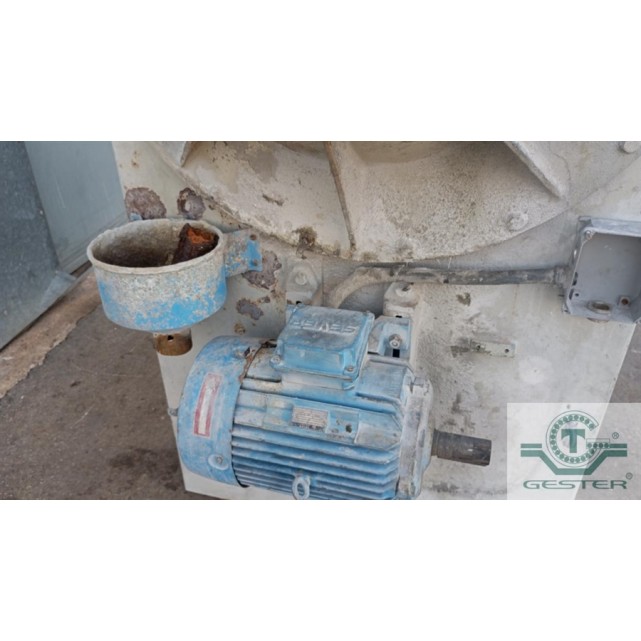 Slow-speed horizontal mixer