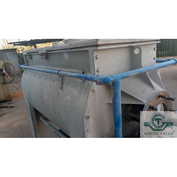 Slow-speed horizontal mixer