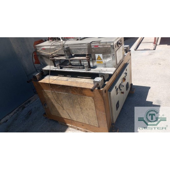 Profile cutting saw