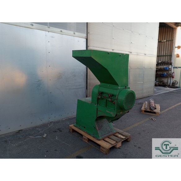 Grinder with blades