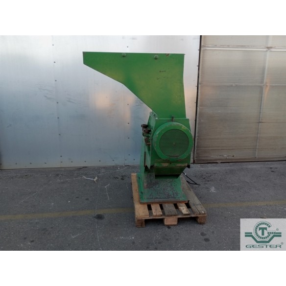 Grinder with blades