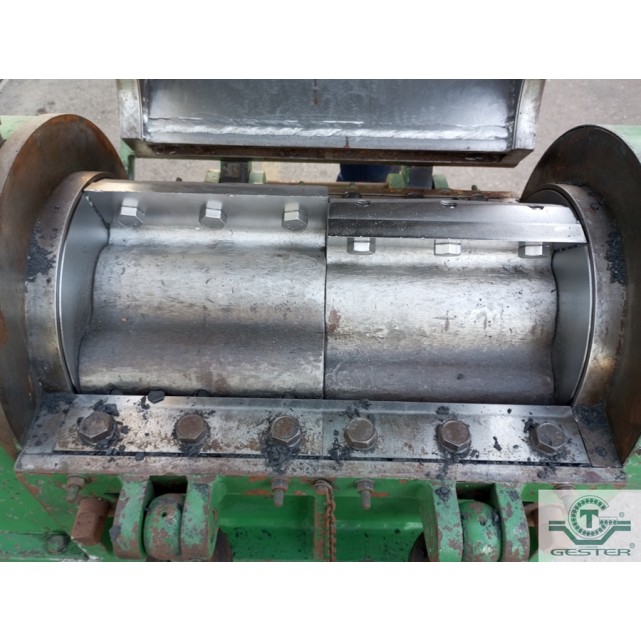Grinder with blades
