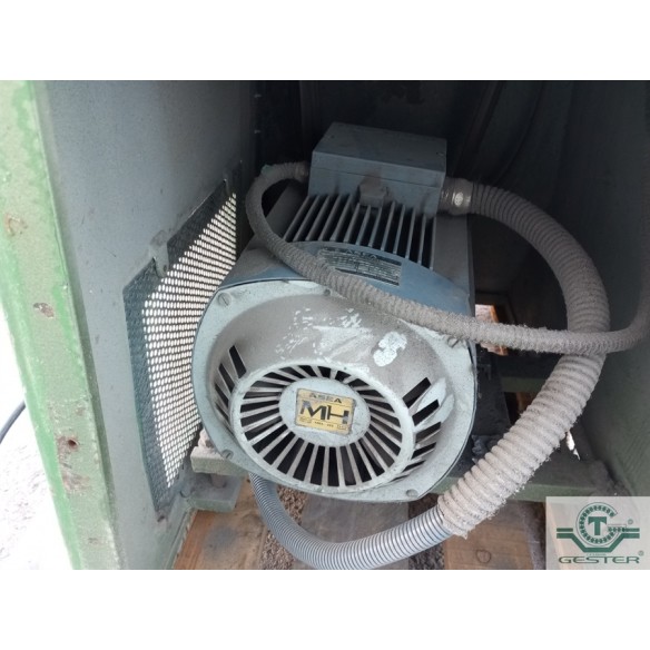 Grinder with blades
