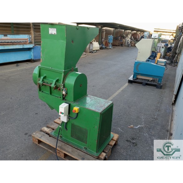 Grinder with blades
