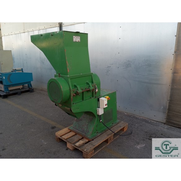 Grinder with blades