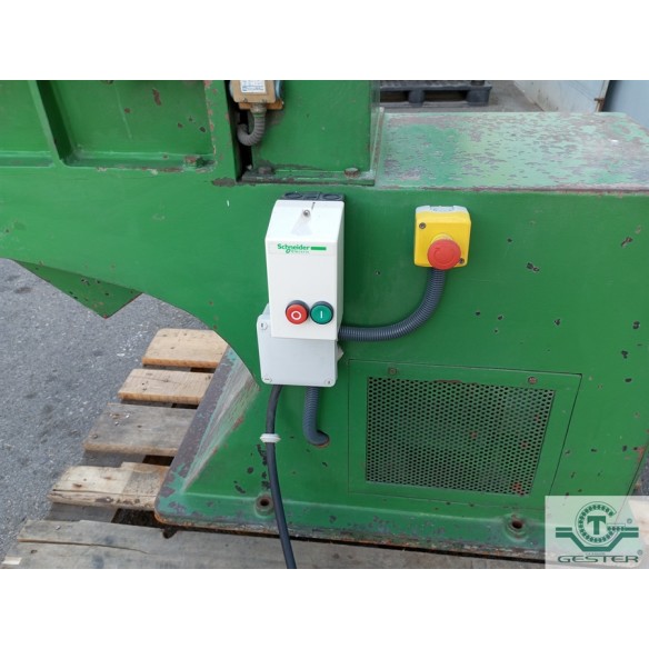 Grinder with blades