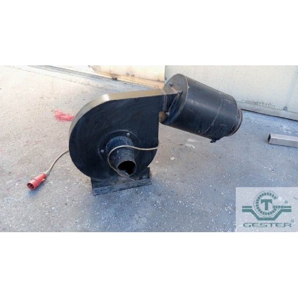 Centrifugal solid conveying extractor