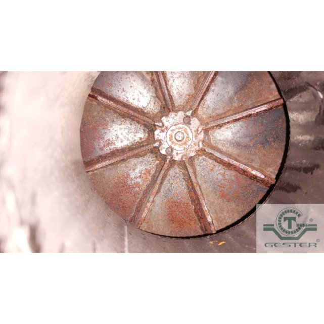 Centrifugal solid conveying extractor